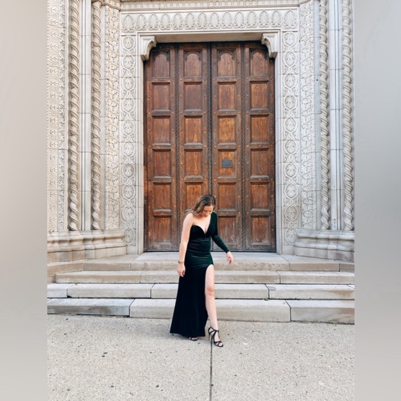 Windsor Dresses & Skirts - Windsor Emerald Green Velvet One Shoulder Sweetheart Formal Dress, Size: Small